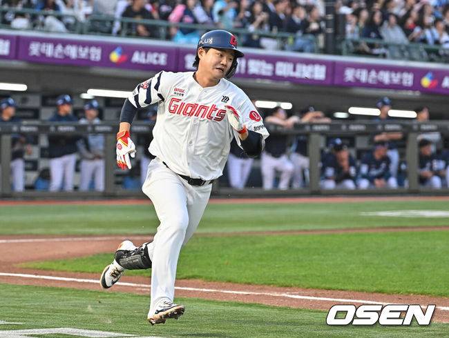 [OSEN=부산, 이석우 기자] 13일 부산 사직야구장에서 2026 신한 SOL KBO 리그 롯데 자이언츠와 NC 다이노스의 경기가 열렸다. 홈팀 롯데는 비슬리가, 방문팀 NC는 테일러가 선발 출전했다.롯데 자이언츠 손호영이 2회말 2사 1,2루 좌중간 2타점 2루타를 치고 진루하고 있다. 2026.05.13 / foto0307@osen.co.kr