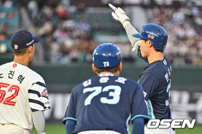 [OSEN=부산, 이석우 기자] 13일 부산 사직야구장에서 2026 신한 SOL KBO 리그 롯데 자이언츠와 NC 다이노스의 경기가 열렸다. 홈팀 롯데는 비슬리가, 방문팀 NC는 테일러가 선발 출전했다.NC 다이노스 한석현이 3회초 2사 1,3루 우익수 앞 1타점 안타를 치고 세리머니를 하고 있다. 2026.05.13 / foto0307@osen.co.kr