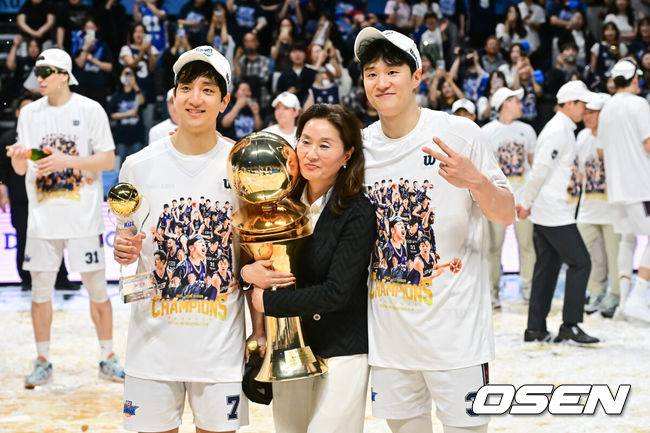 [OSEN=고양, 박준형 기자] 정규리그 6위가 챔프전 우승을 했다! 부산 KCC가 프로농구 새 역사를 썼다.&nbsp;부산 KCC는 13일 고양소노아레나에서 개최된 2025-26 LG전자 프로농구 챔피언결정전 5차전에서 고양 소노를 76-68로 제압했다. KCC는 4승 1패로 2년 만의 챔프전 우승컵 탈환에 성공했다.우승 시상식에서 허웅-허훈 형제가 어머니 이미수 씨와 함께 포즈를 취하고 있다 .  2026.05.13 / soul1014@osen.co.kr