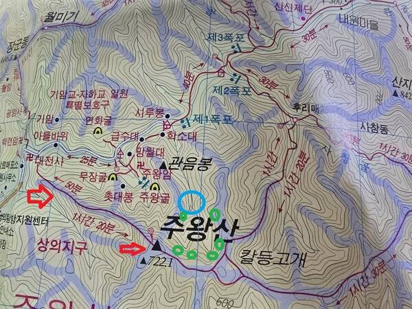 월간산 주왕산 등산지도. 파란 원으로 표시한 지점이 A군 발견 지점이며, 초록색 원은 실족 의심 지점들이다. A군은 대전사에서 출발해 주봉(722m)에 올랐다가 되돌아가지 않고, 칼등고개쪽으로 진행하다 실족한 것으로 추정된다.&nbsp;