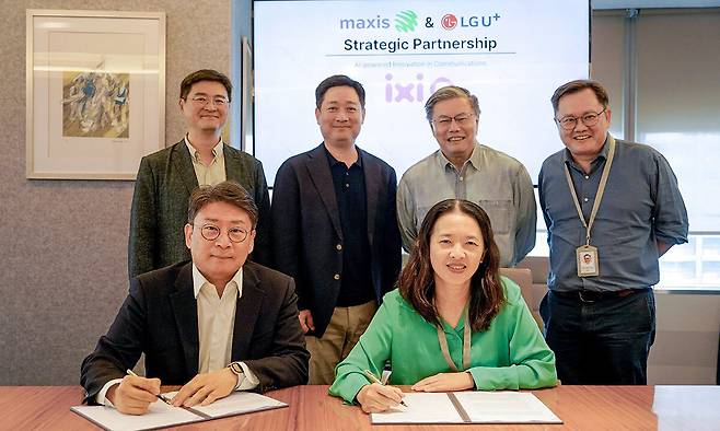 홍범식 LG유플러스 대표(뒷줄 왼쪽에서 두 번째)와 고 쇼 엥 맥시스 CEO(뒷줄 왼쪽에서 세 번째)를 비롯한 양사 주요 경영진이 지난 7일(현지시간) 말레이시아 맥시스 본사에서 협약식을 진행하고 있다. LG유플러스 제공