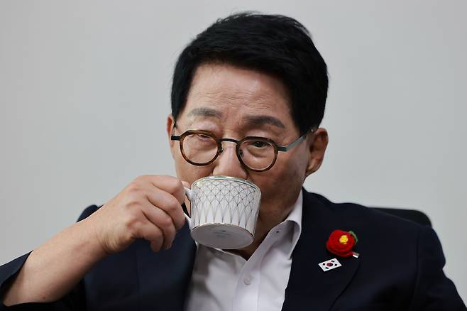 후반기 국회의장 선거에 출마한 더불어민주당 박지원 의원이 지난 6일 서울 여의도 국회 의원회관에 있는 자신의 의원실에서 연합뉴스와 인터뷰 중 목을 축이고 있다. 연합뉴스