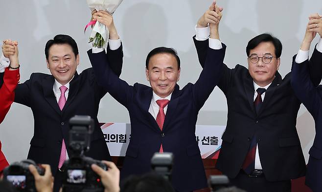 국민의힘 장동혁 대표와 송언석 원내대표가 13일 서울 여의도 국회에서 열린 제22대 국회 후반기 국민의힘 국회부의장 후보자 선출 의원총회에서 신임 국회부의장으로 선출된 박덕흠 의원과 손을 들고 기념촬영하고 있다. 허정호 선임기자