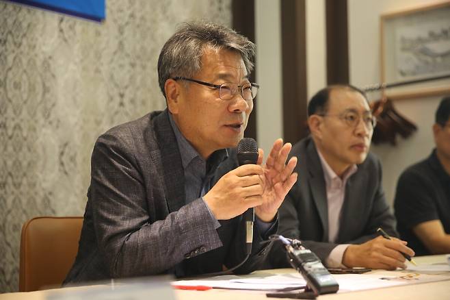 김태헌 출협 회장이 13일 열린 취임 후 첫 기자간담회에서 “AI의 일상화 속에서도 사람의 생각과 창작의 가치는 결코 변하지 않는다”며 “출협은 출판계의 어려움을 극복하는 능동적인 협회가 되어 실용적 관점에서 출판산업의 발전을 이끌겠다”고 밝혔다. 출협 제공