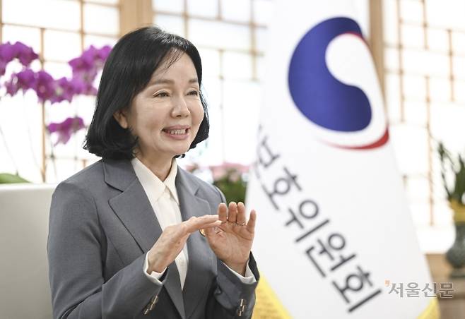 송경희 개인정보보호위원장은 지난 4일 서울 종로구 정부서울청사에서 가진 인터뷰에서 “AI 기술 발전으로 맞춤형 서비스를 제공하기 위한 개인정보 수요가 급증하고 있다”며 “AI 서비스 개발 단계부터 개인정보 보호 조치를 고려한 설계를 해야 한다”고 말했다. 이지훈 기자
