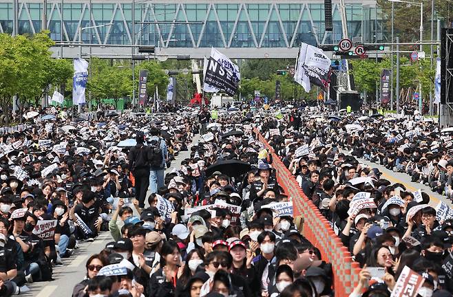 4월23일 경기도 평택시 삼성전자 평택캠퍼스 앞에서 열린 삼성전자 노동조합 공동투쟁본부의 ‘투명하게 바꾸고, 상한폐지 실현하자-4·23 투쟁 결의대회’에서 노조 깃발이 입장하고 있다. 연합뉴스