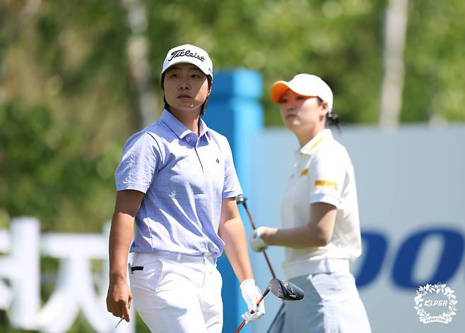 맞대결을 벌이고 있는 김지수(왼쪽)와 방신실. 사진 제공=KLPGA
