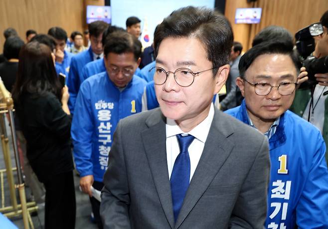 정원오 더불어민주당 서울시장 후보가 13일 국회 소통관에서 소득 없는 은퇴 1주택자 재산세 감면 공약 발표 기자회견을 마친 뒤 나오고 있다. 연합뉴스