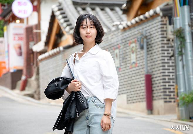 4월27일 <시사IN> 편집국 인근에서 <손절사회>의 저자 이승연 사회학자가 카메라 앞에 섰다. ⓒ김흥구
