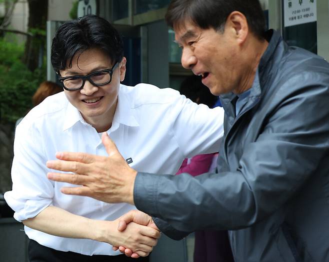 한동훈 전 국민의힘 대표가 지난 4월4일 오후 부산 북구 만덕2동 행정복지센터를 찾아 전입신고를 마친 뒤 주민들과 사진을 찍고 있다. ⓒ연합뉴스