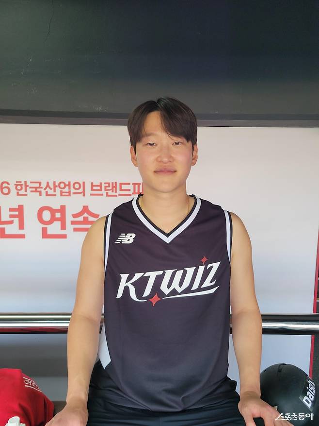 KT 배제성이 12일 수원KT위즈파크서 인터뷰를 진행하며 환하게 웃고 있다. 배제성은 “팀 경쟁은 지금도 치열하다. 하지만 그런 경쟁이 오히려 개인적으로 많은 도움이 된다”라며 1군 복귀 소감을 밝혔다. 수원｜장은상 기자 award@donga.com