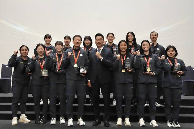 대한배드민턴협회는 11일 전북 익산 웨스턴라이프호텔에서 열린 우버컵 우승 포상식서 대표팀에 포상금을 전달했다. 사진은 이경원 여자복식 코치, 김혜정, 이소희, 박주봉 감독, 김동문 회장, 안세영, 김가은, 강연지 트레이너, 이현일 여자단식 코치, 김가람, 심유진, 정나은, 백하나, 이연우(앞줄 왼쪽 끝부터 시계방향으로). 사진제공│대한배드민턴협회