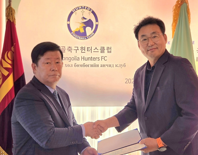 김동근 헌터스FC 구단주(왼쪽)가 김원석 국대 회장을 새로운 대표로 영입한 뒤 손을 맞잡고 있다. 헌터스 FC 제공