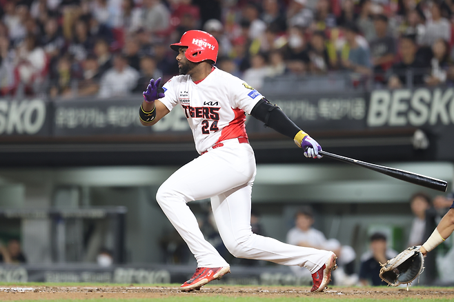 KIA 아데를린 로드리게스가 13일 광주 두산전 3회말 3점 홈런을 때리고 있다. KIA 타이거즈 제공