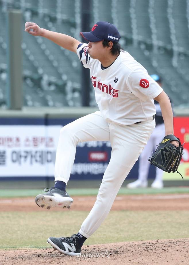 2026 신한 SOL Bank KBO리그 시범경기 롯데 자이언츠 대 KT 위즈 경기가 12일 부산 사직야구장에서 열렸다.  롯데 정철원이 역투하고 있다. /사진=김진경 kim.jinkyung@