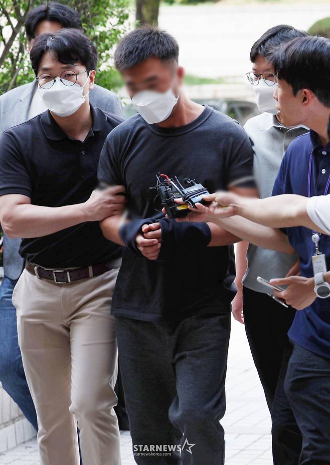 [서울=뉴시스] 김진아 기자 = 그룹 방탄소년단(BTS) 정국을 비롯해 국내 재력가들의 자산 380억여 원을 탈취한 혐의를 받는 중국 국적 해킹조직 총책 A(34)씨가 24일 서울 서초구 서울중앙지방법원에서 구속 전 피의자 심문(영장실질심사)을 받기 위해 출석하고 있다. 2025.08.24. bluesoda@newsis.com /사진=김진아