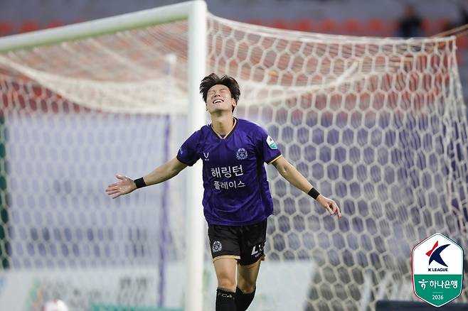 FC안양 공격수 최건주가 13일 오후 7시30분 안양종합운동장에서 열린 김천 상무와의 하나은행 K리그1 2026 14라운드에서 시작 10초 만에 벼락골을 넣은 뒤 골 세리머니를 하고 있다. /사진=한국프로축구연맹 제공