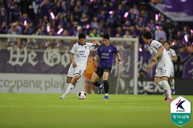 볼 경합하는 이수빈(왼쪽)과 최건주. /사진=한국프로축구연맹 제공