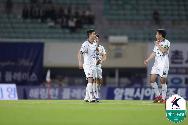 이건희(가운데). /사진=한국프로축구연맹 제공