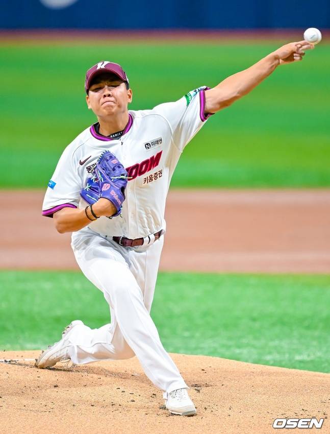 키움 히어로즈 박정훈이 13일 한화 이글스전에 선발 등판해 역투를 펼치고 있다.
