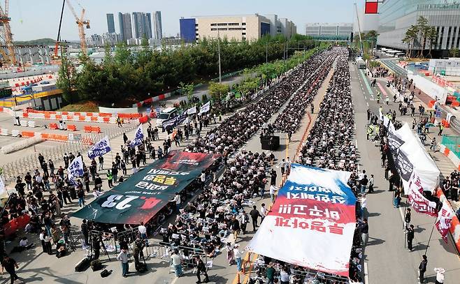 4월 23일 경기 평택시 고덕동 삼성전자 평택캠퍼스에서 열린 삼성전자 노동조합 공동투쟁본부 ‘4·23 투쟁 결의대회’. 동아DB