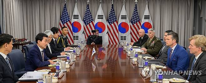 회담하는 한미 국방 장관 (서울=연합뉴스) 안규백 국방부 장관(왼쪽 두번째)과 피트 헤그세스 미 국방부(전쟁부) 장관이 11일(현지시간) 미국 펜타곤에서 회담하고 있다. 2026.5.12 [국방부 제공. 재판매 및 DB 금지] photo@yna.co.kr