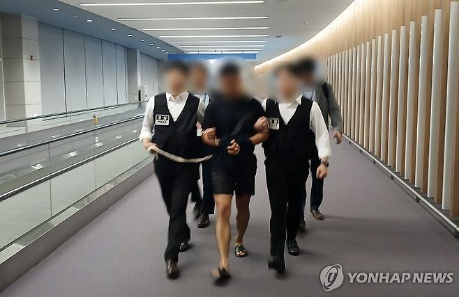 해킹조직 총책…법무부 강제송환 검거 (서울=연합뉴스) 법무부 관계자들이 그룹 방탄소년단(BTS) 정국을 포함한 국내 재력가들의 명의를 도용해 거액을 빼돌린 해킹조직 총책급 범죄인인 중국 국적 전모(34)씨를 인천국제공항을 통해 강제송환하고 있다. 2025.8.22 [법무부 제공. 재판매 및 DB 금지] photo@yna.co.kr