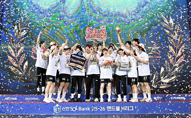 핸드볼 H리그 여자부 최초 통합 3연패 달성한 SK슈가글라이더즈 [한국핸드볼연맹 제공. 재판매 및 DB 금지]