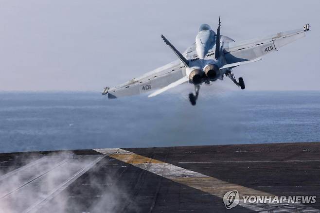 지난 2월 이란 공습 위해 항모서 발진하는 F/A-18E 슈퍼호넷 전투기  [미 해군·중부사령부/AP=연합뉴스 자료사진]