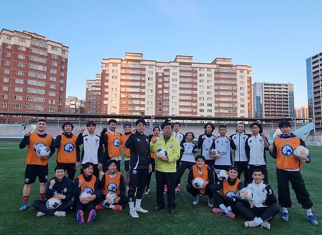 훈련장에서 포즈를 취한 헌터스 FC 선수들 [헌터스FC 제공. 재판매 및 DB 금지]