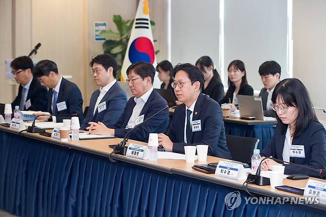 과학기술·인공지능 미래전략회의 킥오프 회의 (서울=연합뉴스) 배경훈 부총리 겸 과학기술정보통신부 장관이 13일 서울 광화문 국가과학기술자문회의에서 열린 '과학기술·인공지능 미래전략회의' 킥오프 회의에 참석, 발언하고 있다. 2026.5.13 [과학기술정보통신부 제공. 재판매 및 DB 금지] photo@yna.co.kr