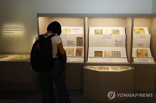 국립한글박물관·국립민속박물관 기획전 '가나다락-글놀이 말놀이' (서울=연합뉴스) 진연수 기자 = 12일 서울 종로구 국립민속박물관에서 열린 기획전 '가나다락-글놀이 말놀이' 설명회에서 참석자가 전시를 둘러보고 있다. 
    국립한글박물관과 국립민속박물관이 한글날 100주년을 기념해 공동으로 개최한 이번 기획전은 문헌, 교재, 신문, 잡지 등 말글 놀이 관련 자료 58건 295점을 한데 모아 선보이며 20여 가지의 말글 놀이를 소개한다. 2026.5.12 jin90@yna.co.kr