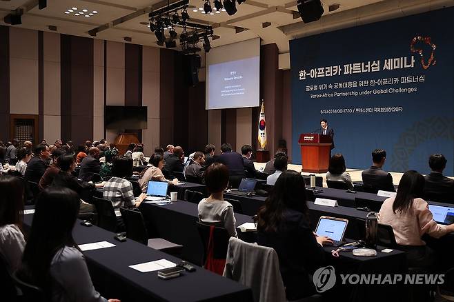 2026 한-아프리카 파트너십 세미나 (서울=연합뉴스) 류효림 기자 = 정광용 외교부 아프리카중동국장이 13일 서울 중구 프레스센터에서 '글로벌 위기 속 공동대응을 위한 한-아프리카 파트너십'을 주제로 열린 2026 한-아프리카 파트너십 세미나에서 환영사를 하고 있다. 2026.5.13 ryousanta@yna.co.kr