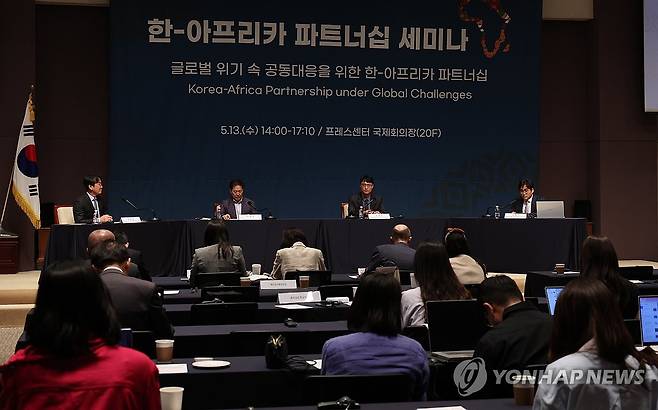 2026 한-아프리카 파트너십 세미나 (서울=연합뉴스) 류효림 기자 = 조원빈 성균관대 교수(왼쪽부터), 서상현 고려대 아프리카연구센터 연구위원, 강문수 KIEP 연구위원, 김동석 국립외교원 전략지역연구부 교수가 13일 서울 중구 프레스센터에서 '글로벌 위기 속 공동대응을 위한 한-아프리카 파트너십'을 주제로 열린 2026 한-아프리카 파트너십 세미나에서 '세션2:글로벌 도전 대응을 위한 한-아프리카 연대'를 진행하고 있다. 2026.5.13 ryousanta@yna.co.kr