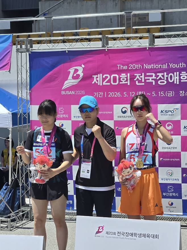 육상 여자 100m T13(중등부)에서 금메달을 획득한 전서연(맨 오른쪽) [대한장애인체육회 제공. 재판매 및 DB 금지]