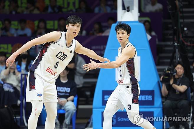 손 마주치는 허웅 (고양=연합뉴스) 임병식 기자 = 5일 고양 소노 아레나에서 열린 2025-2026 LG전자 프로농구 챔피언결정전 1차전 고양 소노와 부산 KCC의 경기. KCC 허웅이 점수 차이를 벌리는 3점슛을 성공한 뒤 송교창(왼쪽)과 손을 마주치고 있다. 2026.5.5 andphotodo@yna.co.kr