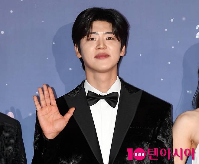 박지현이 공식 행사에 참석해 포즈를 취하고 있다./사진=텐아시아DB