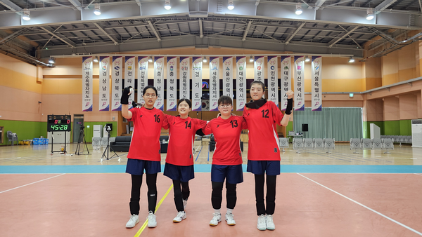 인천시 골볼 선수단이 부산광역시 남구국민체육센터 제2관에서 14일 골볼 경기를 마치고 기념 촬영을 하고 있다. 2026.5.14 /인천시장애인체육회 제공