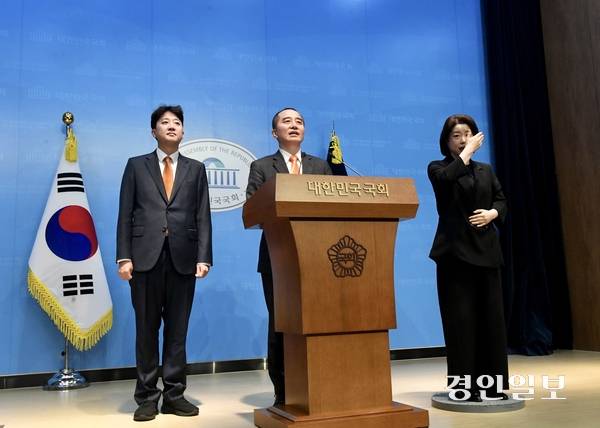 인천 연수갑 국회의원 보궐선거에 도전했던 정승연 전 국민의힘 연수갑당협위원장이 박종진 후보 전략공천에 반발해 국민의힘 탈당 및 개혁신당 입당 기자회견을 하고 있다. 2026.5.13 /김우성기자 wskim@kyeongin.com