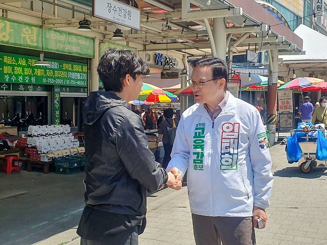 ▲ 임태희 경기도교육감 예비후보가 선거 운동을 하며 유권자를 만나 악수하고 있다. /사진제공=경기미래교육캠프