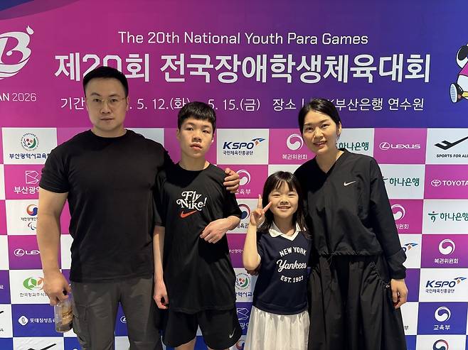 제20회 전국장애학생체육대회 조정 남초부 500m 타임레이스 PR3-ID OPEN에서 정상에 오른 구도혁(고양 한국경진학교·사진 왼쪽에서 2번째)과 가족들이 기념사진을 촬영하고 있다.