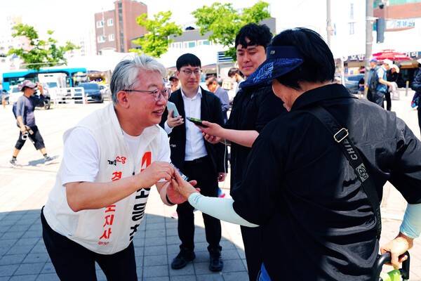 성남 모란시장서 시민과 만난 개혁신당 조응천 후보.사진=조응천 후보측 제공