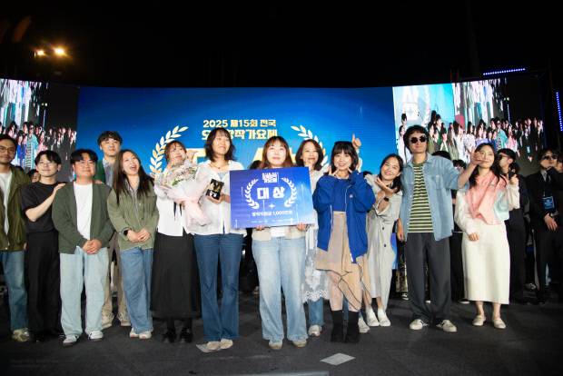 지난해 열린 제15회 전국 오월창작가요제에서 '예람' 팀이 창작곡 '거리를 행진하는 소리'로 대상을 수상한 뒤 기념촬영을 하고 있다. (사)오월음악 제공