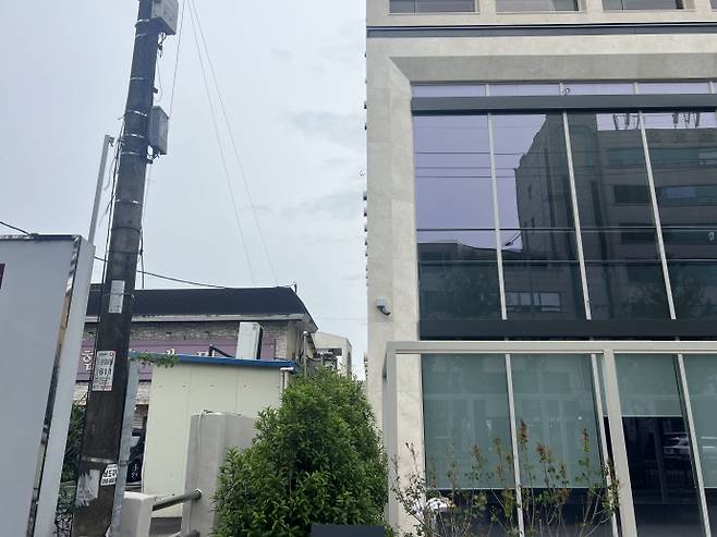 광주광역시 북구 신안동 일대 대형 의료시설 공사 이후 인접 상가에서 균열·누수 피해가 발생했다는 주장이 제기되며 갈등이 이어지고 있다. 사진은 14일 대형의료시설과 피해 상가 건물 사이. /박건우 기자