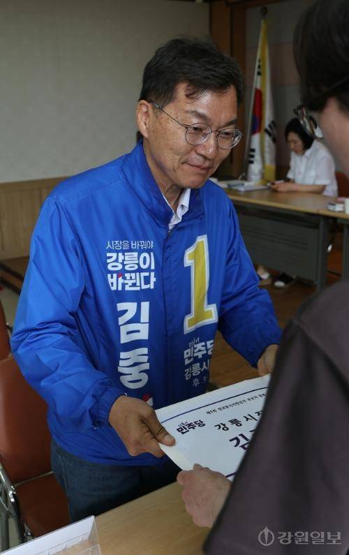 ◇김중남 더불어민주당 강릉시장 후보가 14일 강릉시선거관리위원회를 방문해 후보자 등록을 하고 있다. 강릉=권태명기자