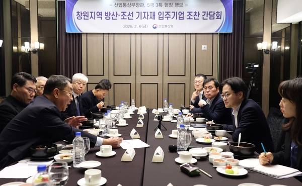 창원 조선 및 방산 기자재 업체 대표들이 지난 2월 창원을 찾은 김정관 산업통상부 장관에게 현장에서 겪는 어려움을 전달하고 있다. /산업통상부
