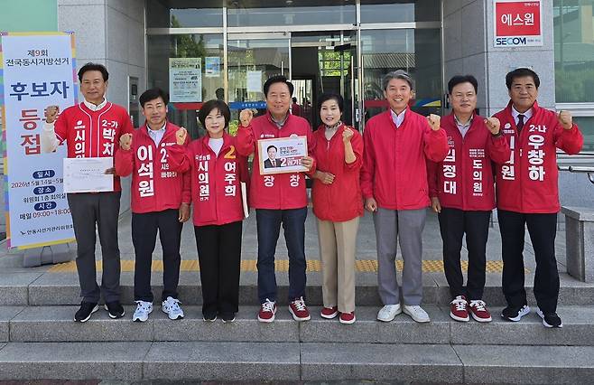 권기창 국민의힘 안동시장 후보가 14일 안동시선거관리위원회에서 국민의힘 광역·기초의원 후보들과 함께 필승을 다짐하고 있다. /이도훈 기자