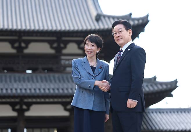 이재명 대통령과 다카이치 사나에 일본 총리가 19~20일 경북 안동에서 한일정상회담을 한다. 지난 1월 일본을 방문한 이 대통령이 다카이치 총리의 고향인 나라현 대표 문화유적지인 호류지(법륭사)에서 일본 총리와 기념촬영을 하고 있다. /연합뉴스