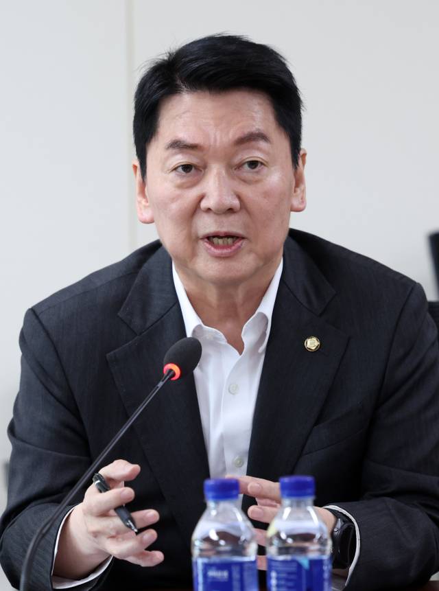 국민의힘 안철수 의원이 8일 강원 원주시 지정면 원주의료기기산업진흥원을 방문해 인사말을 하고 있다. 연합뉴스
