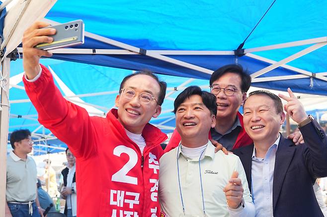 ▲ 추경호 국민의힘 대구시장 후보가 시민들과 사진을 찍으며 미소 짓고 있는 모습. 추경호 후보 선거캠프 제공